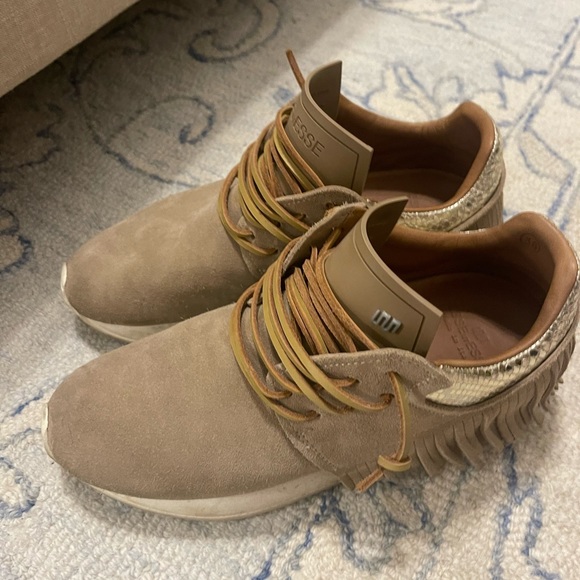 Esse Tennis shoe!! So cute and barely worn - Picture 2 of 3